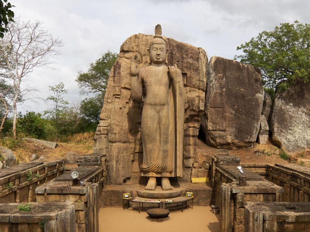 Lucky * Anurâdhapura